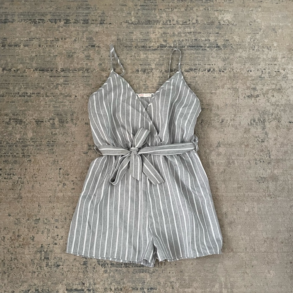 ROMWE Gray and White Striped Outfit